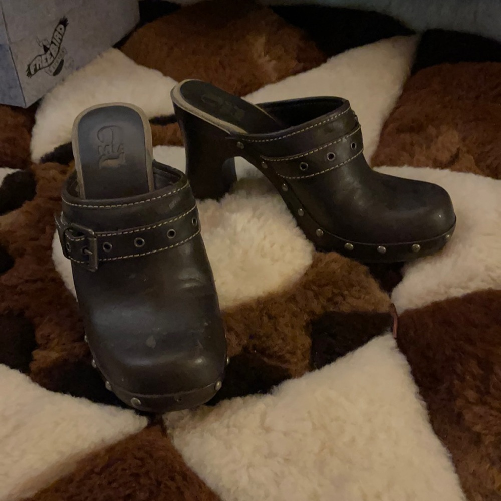 MIA slides size 8